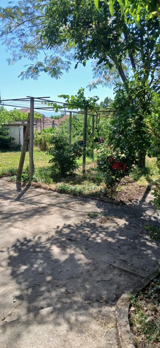 Къща с двор, гараж и лятна кухня