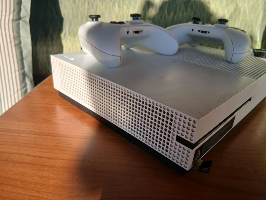 Xbox one S + 2 controllere