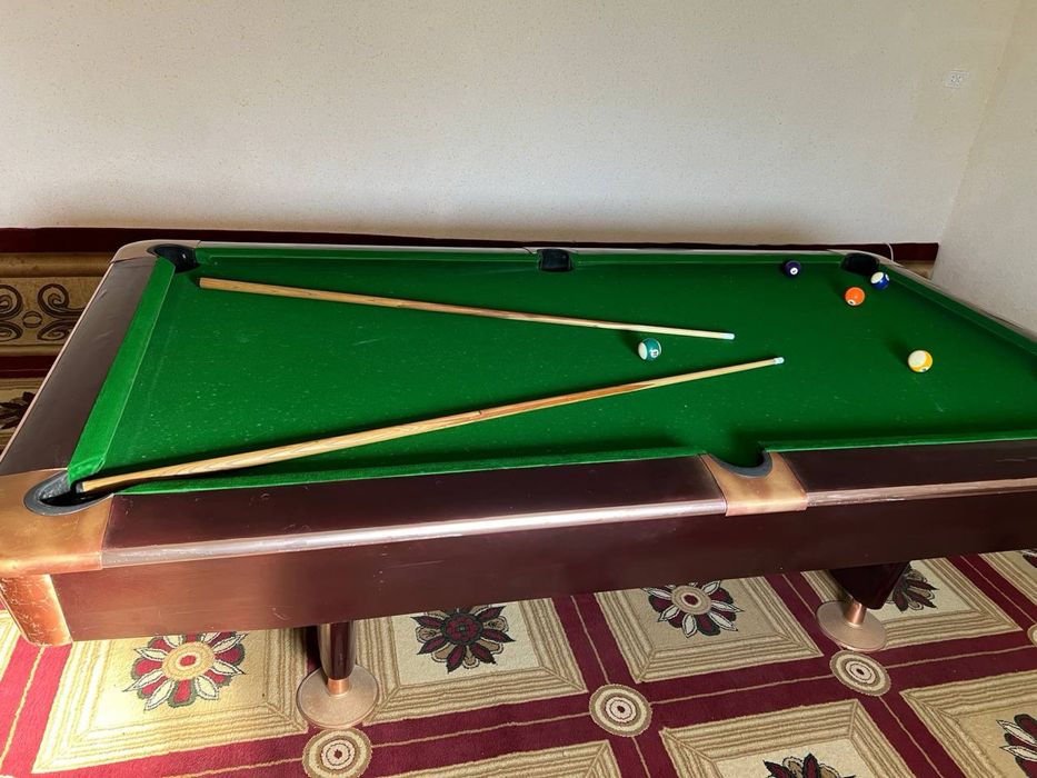 Pool bilyard sotiladi kiy va sharlari bilan! Srochni sotiladi