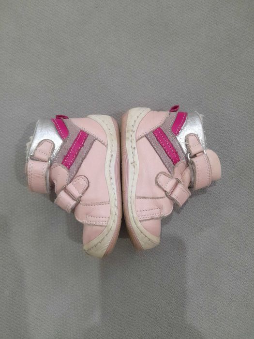 Продавам детски обувки