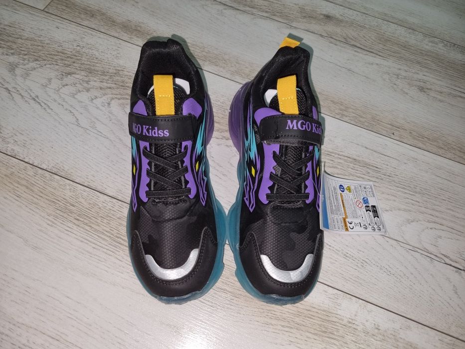 Vând adidași cu lumini în talpă, NOI,  mărimea 36, 22 cm interior