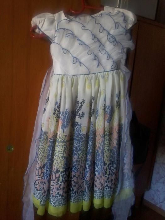 Нарядное платья на  5-6 лет