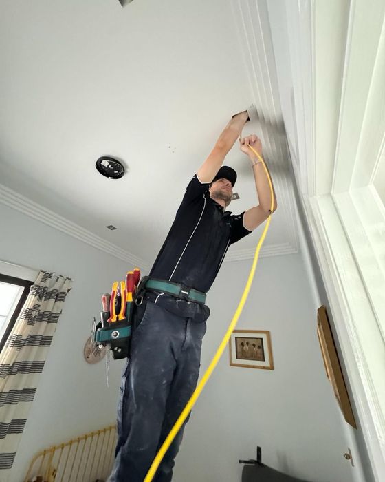 Электрик опытный