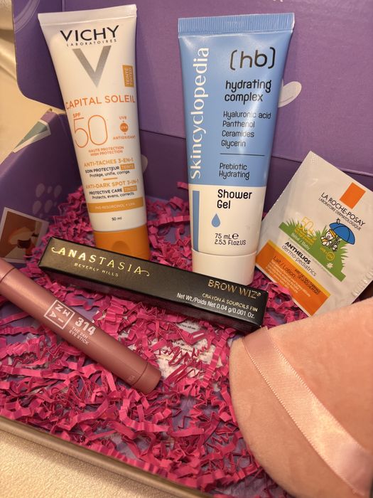 Козметика. Кутия с висококачествена козметика.