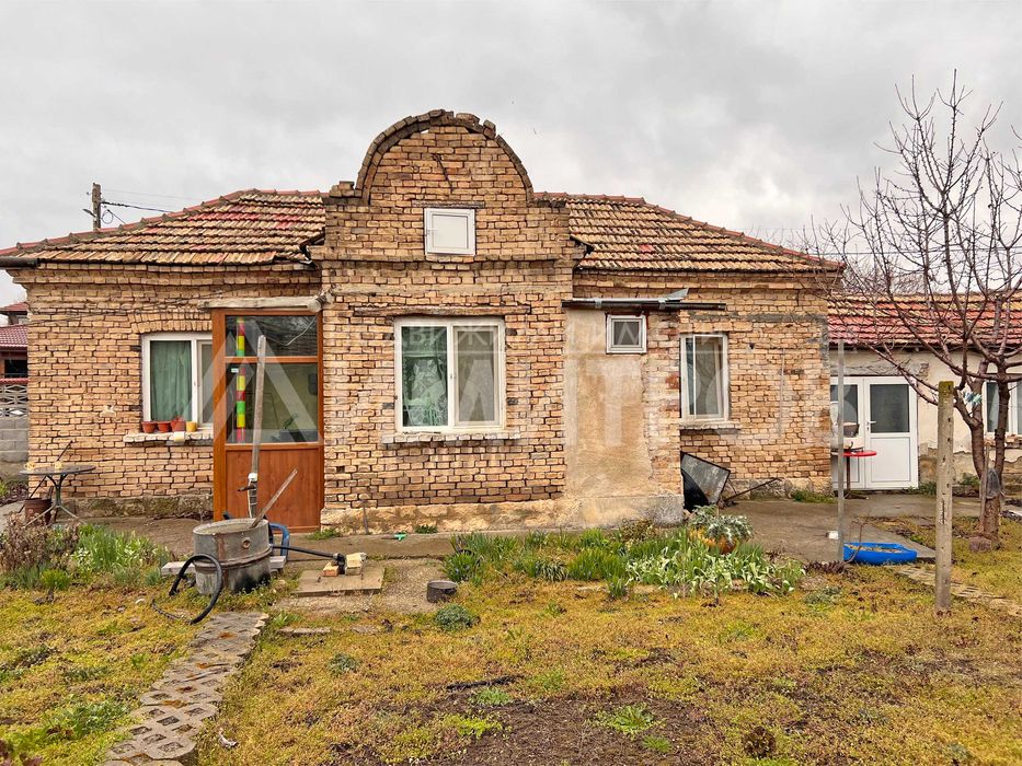 Продава напълно самостоятелна къща с двор в гр. Нови пазар в Добруджанския квартал на града.