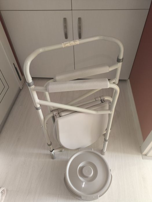 Инвалиден стол за тоалетна
