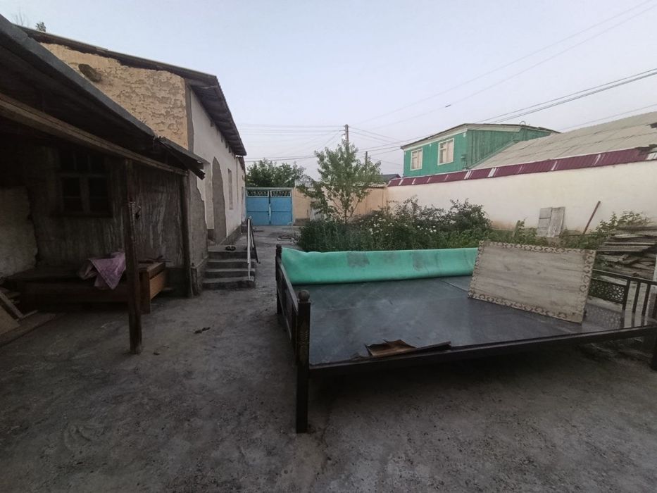 Navoiy shahar vokzal hududida hovli sotiladi