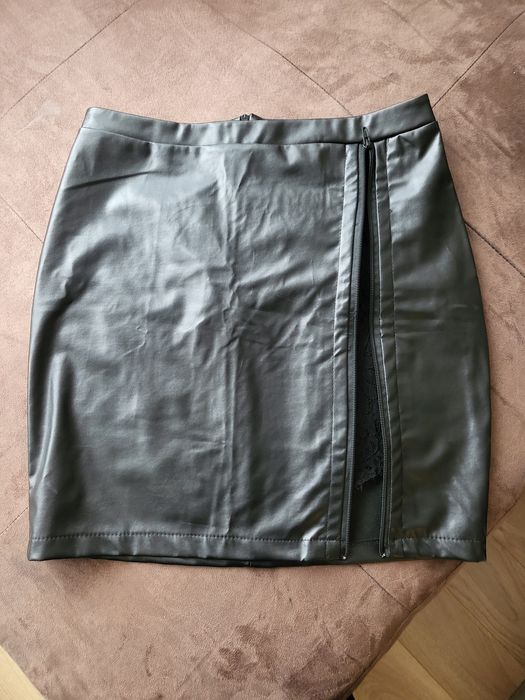 Дамска кожена пола и дамски клин