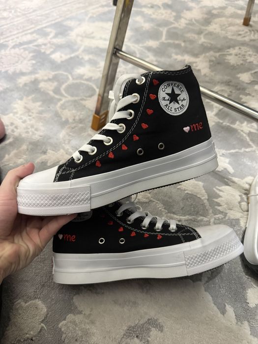 Кроссовки конверсы