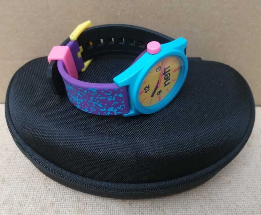 Супер свеж многоцветен часовник Neff Daily Watch