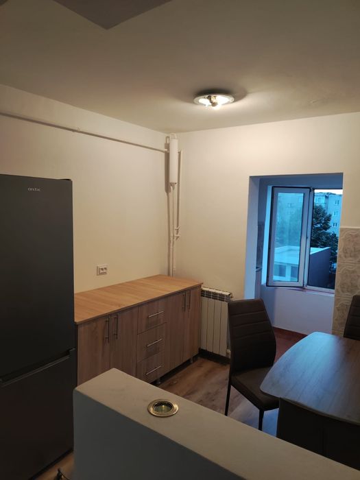Închiriez apartament cu doua camere