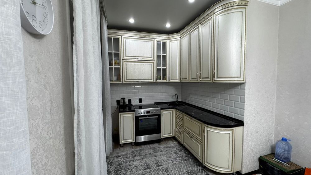 Продам кухонный гарнитур+ плита+ микроволновка