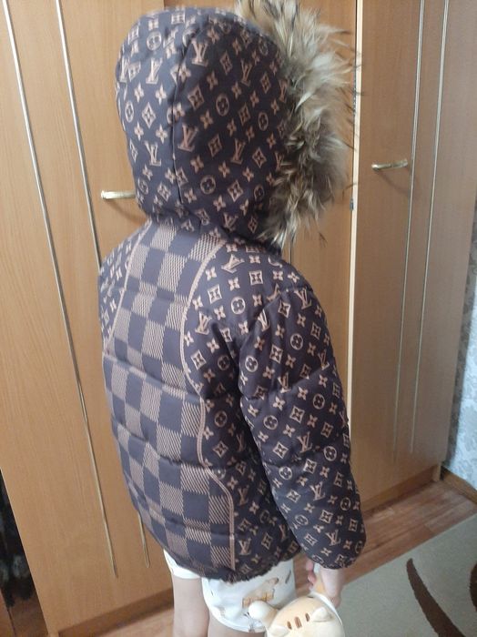 Продам куртеу зимнюю на девочку