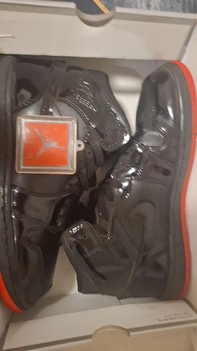 Air Jordan 1 High Patent Bred – Negru/Roșu marimea 42