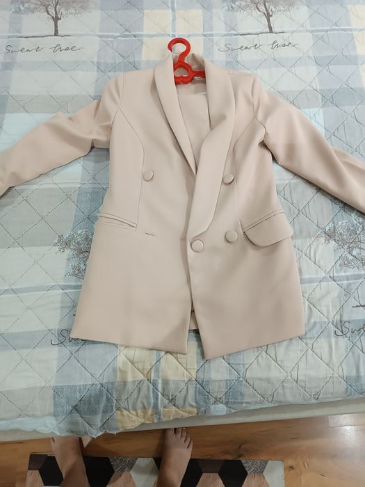 Продаю женский костюм.