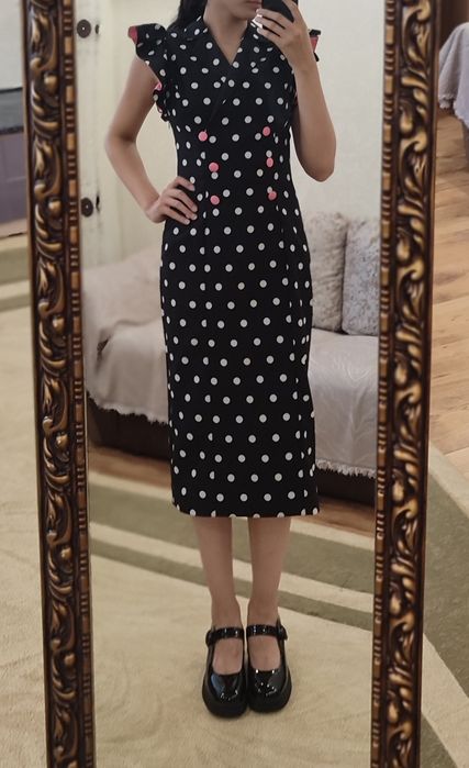 Черное коктейльное платье в горошек