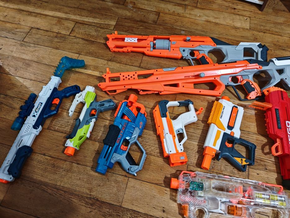 Pistoale jucărie NERF și gloanțe burete
