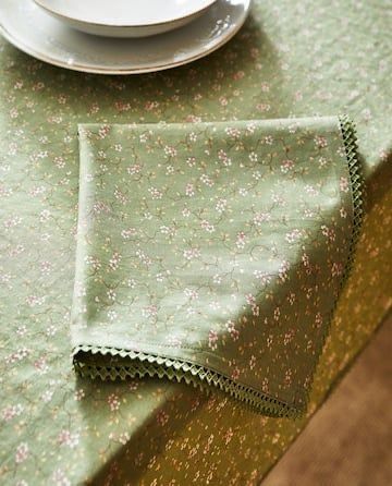 Скатерть, салфетки, постельное белье, подушки