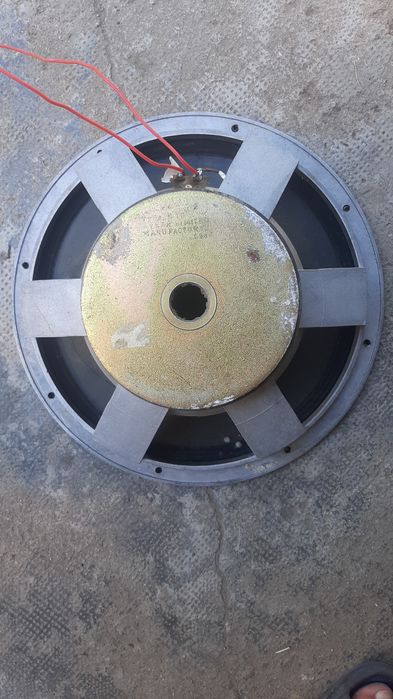 Boxa cu conectare prin cablu cu statie