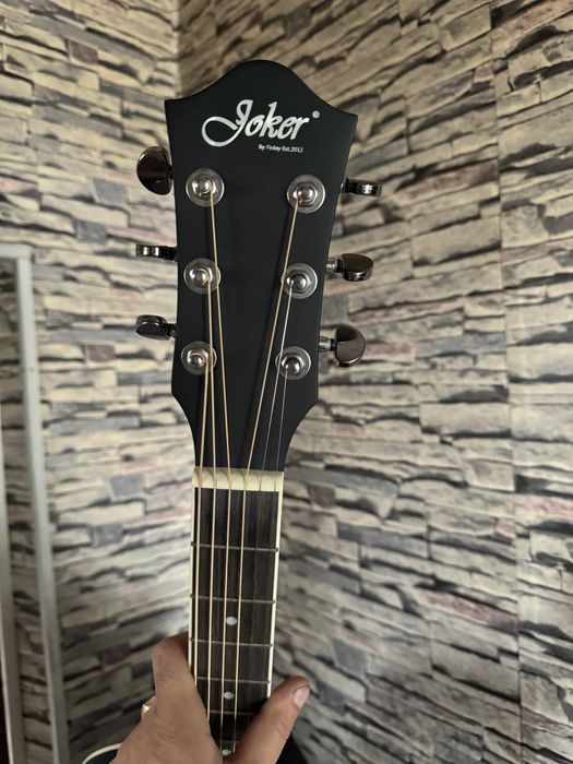 Акустическая гитара