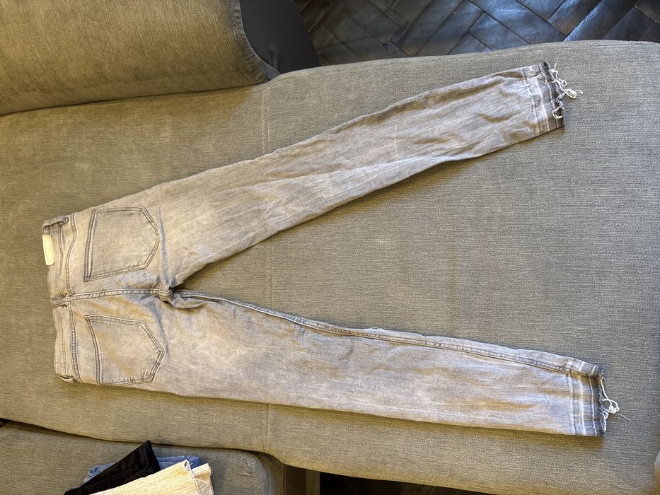 Pantaloni noi din Zara