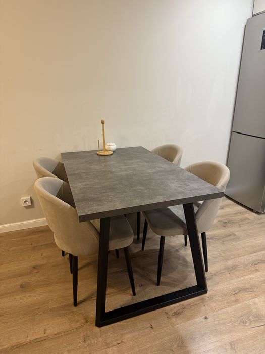 Продам кухонный стол со стульями