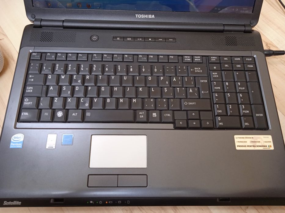 Laptop Toshiba satellite   + geanta targus bussines in stare perfecta  30 de bucati