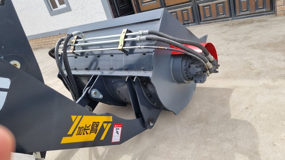 Фронтал погрузчик 1,5куб+микср ковш.