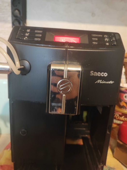 Продавам кафе машина saeco minuto. Работи с кафе на зърна и мляно