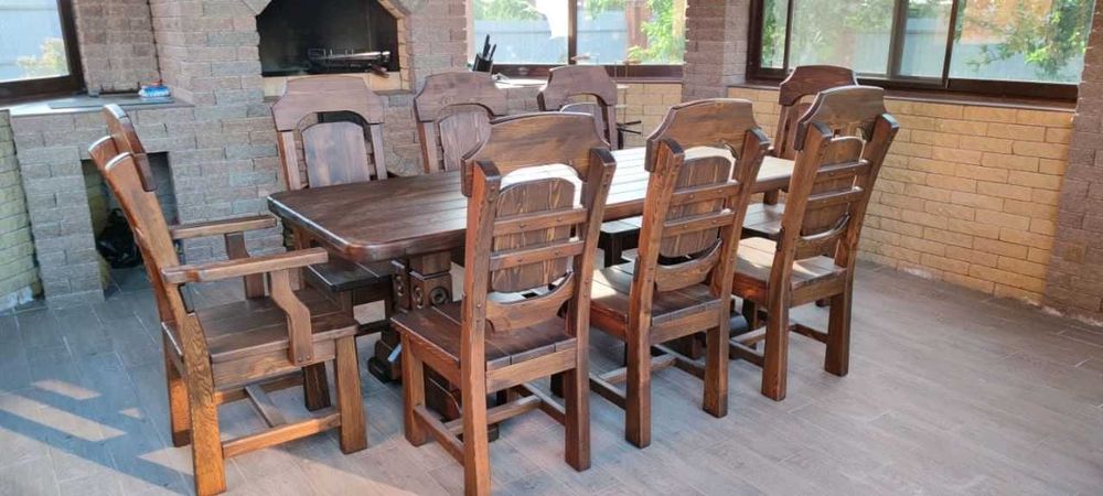 Стол и стулья под старину