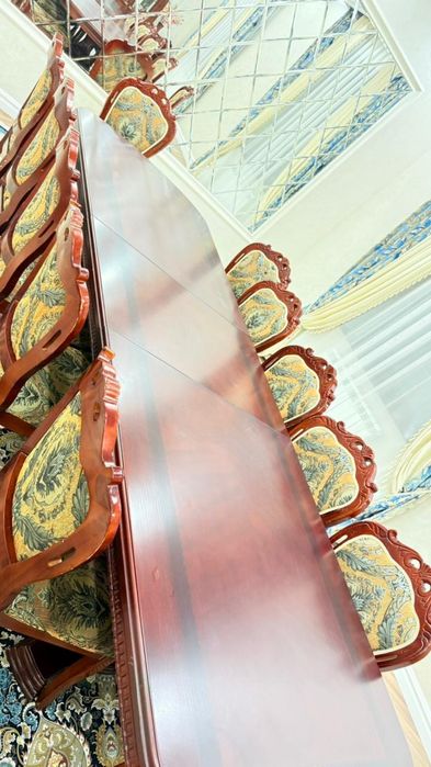 Стол для гостей со стульями