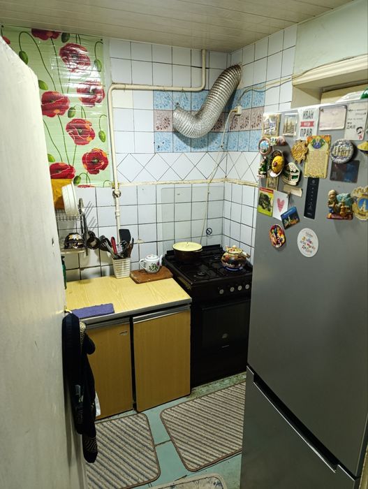 Продам чиланзар 8.  Трёх комнатная .  Балкон 2*6