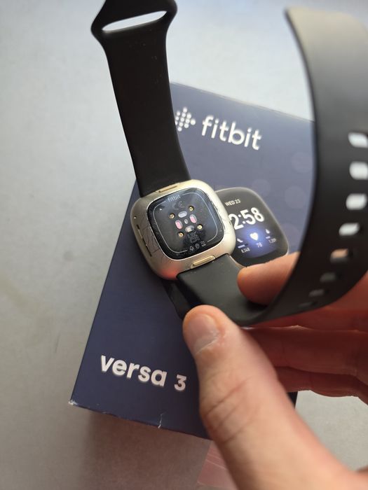 Fitbit Versa 3 - Smartwatch - Perfect funcțional - Ciobit într-un colț