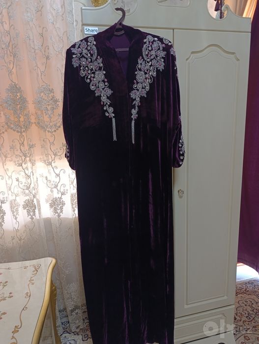 Abaya ichida baza koynegi bilan
