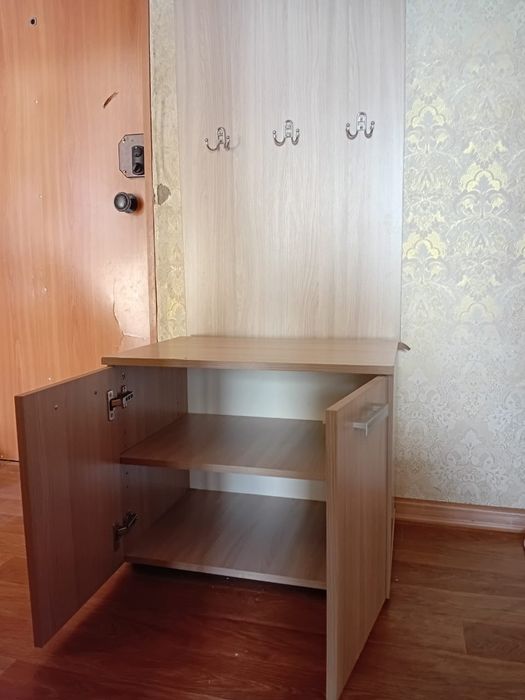 Прихожая вещалка с тумбочкой