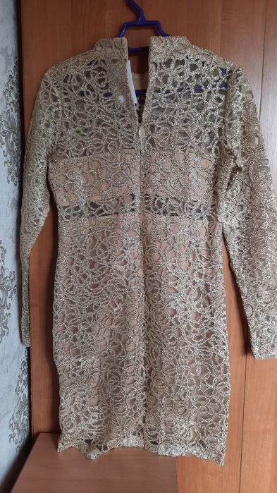 Платье золотистого цвета