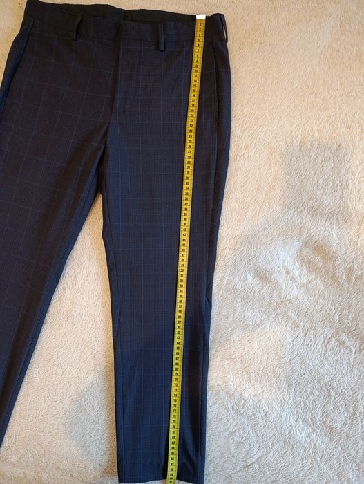 Pantaloni pentru dame, bleumarin în dungi, de la Mango