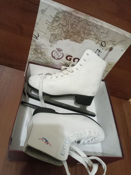 Коньки белые, к ним куртка женская