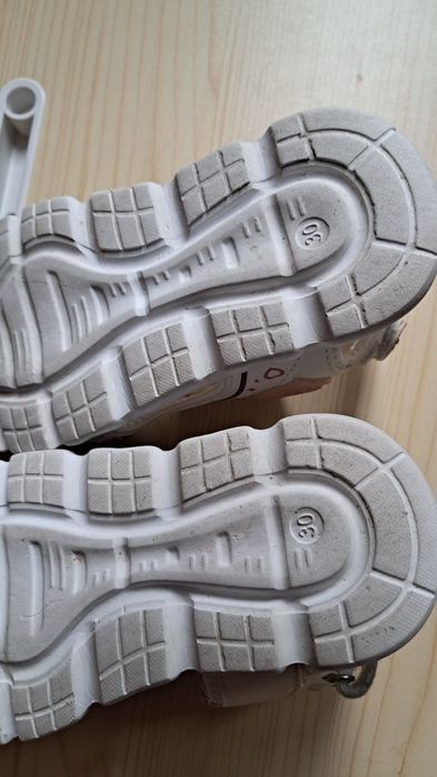 Продаются детские босоножки.