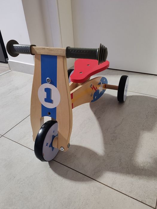 Vând tricicleta mica, cărucior