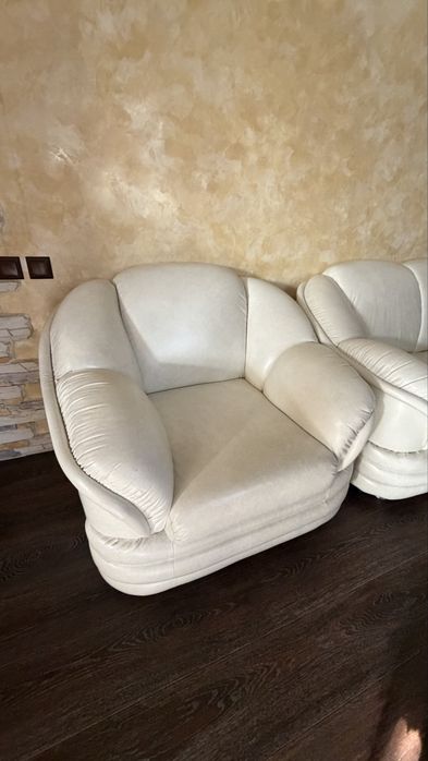 Кожаный диван и 2 кресла