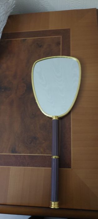 Продам зеркало на ручке