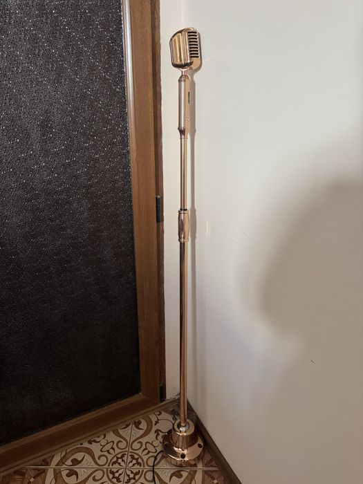 Ретро золотой микрофон на стойке