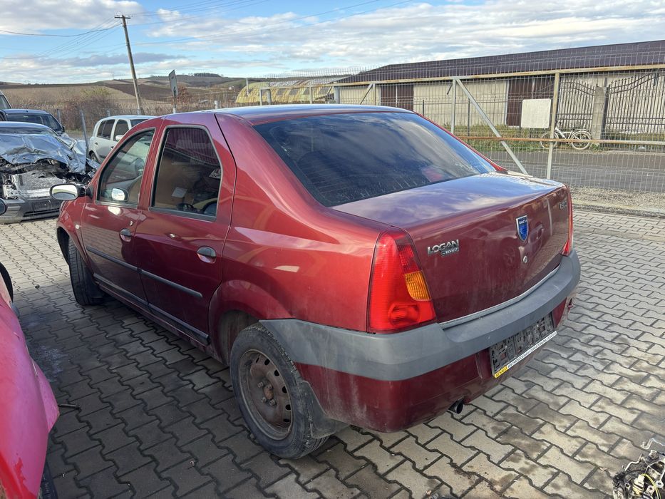 Bara fata capota far Dacia Logan