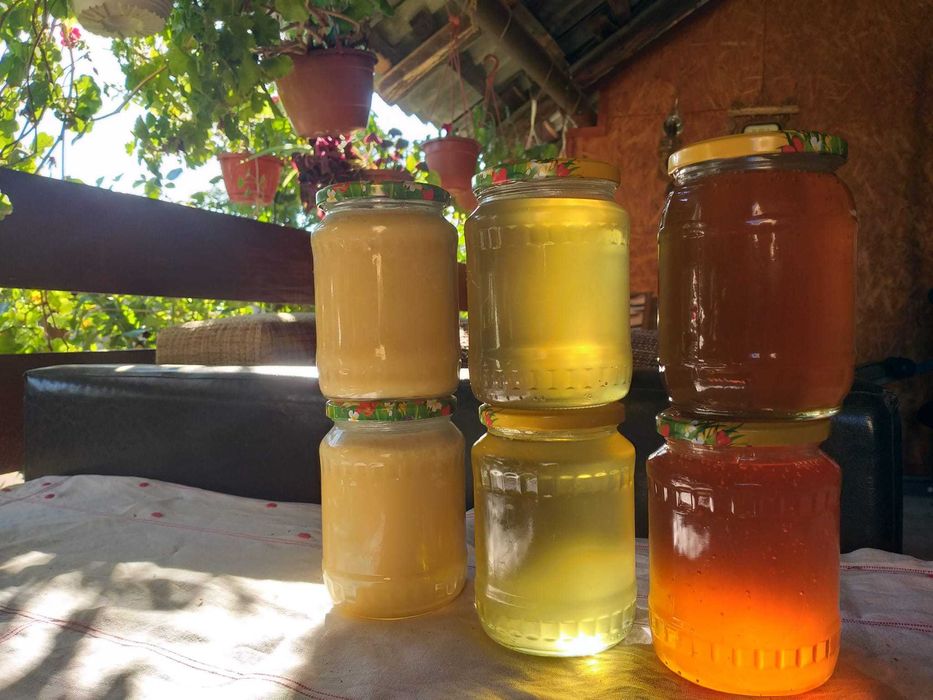 Vand miere naturala de albine din stupina proprie