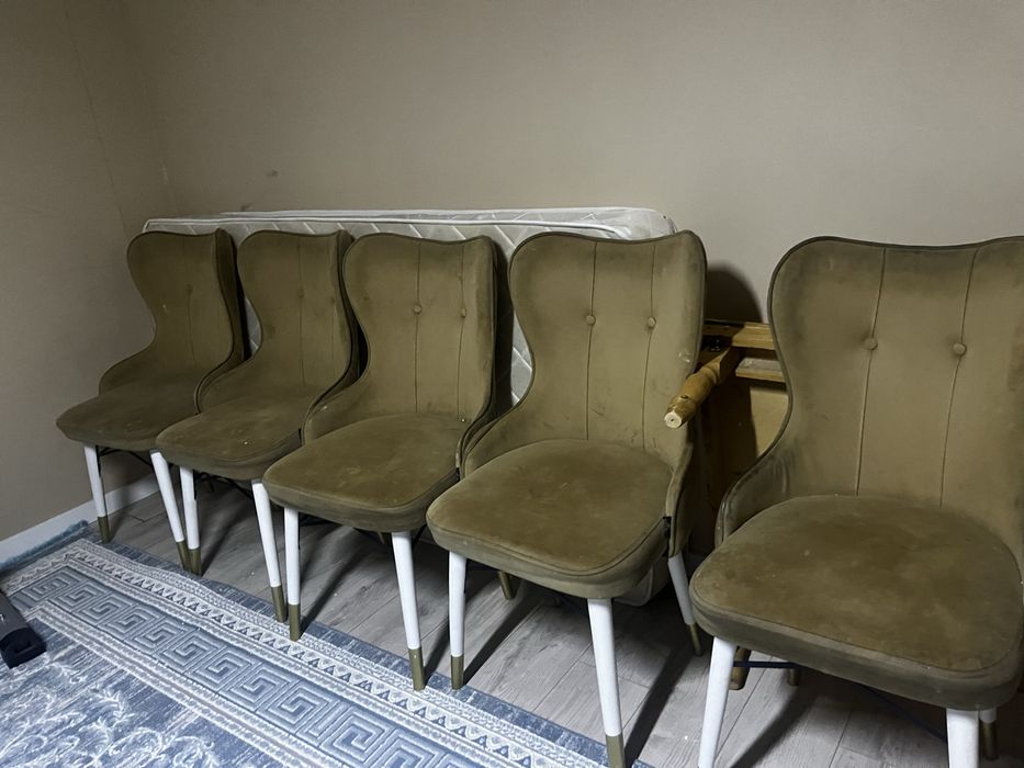 Стол стульями для кухни