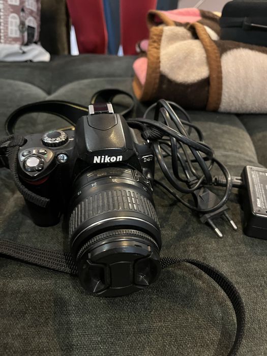 DSLR Nikon D40 + obiectiv 18–55mm + husa