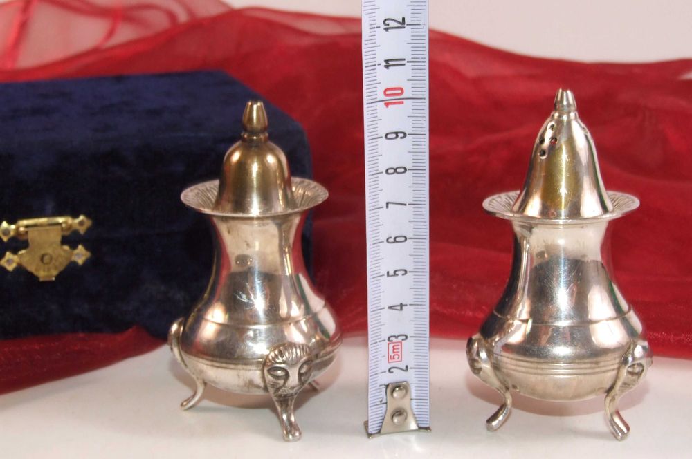 Set 2 solnite pt sare si piper + tavita, caseta lemn, Made in India