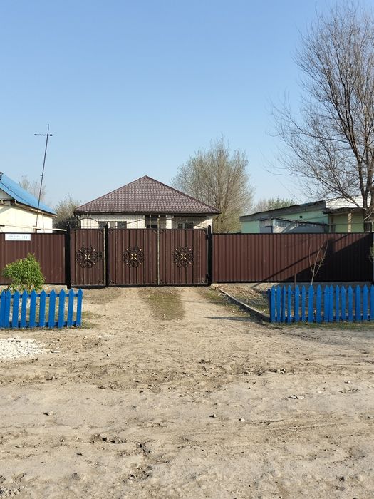 Продается дом на дачном участке.