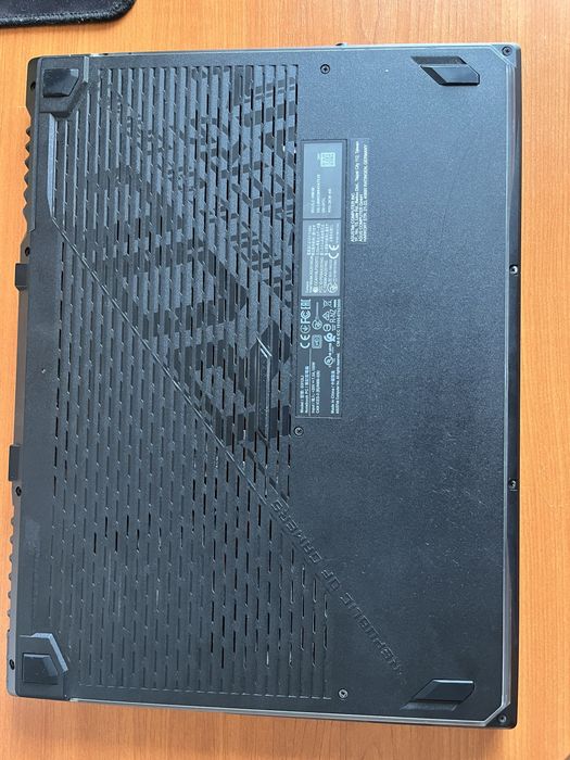 Vând laptop ASUS ROG STRIX G512LI